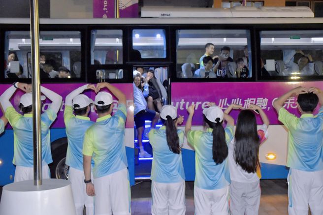 中华女足搭乘巴士离开，温州志工暖心送行。（庄淑美提供）