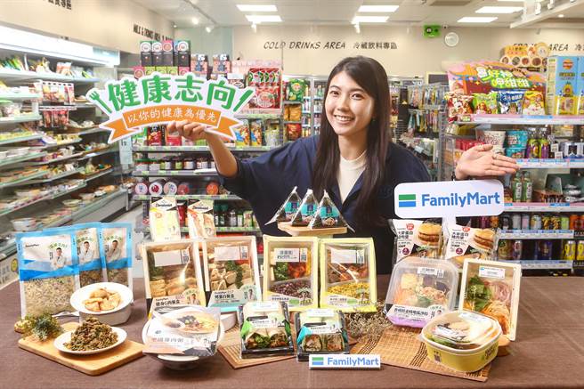 全家「健康志向」系列鲜食即起再携手运动营养师杨承桦，线上线下共推19款营养师监制新品。（邓博仁摄）