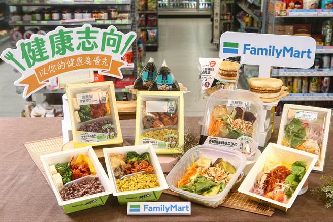 全家健康志向新品包括「辛辛炒豚五色盒」、「美式鸡丁蔬谷盒」，均标榜满足成人每日建议1／2蔬菜摄取量，95元。（邓博仁摄）