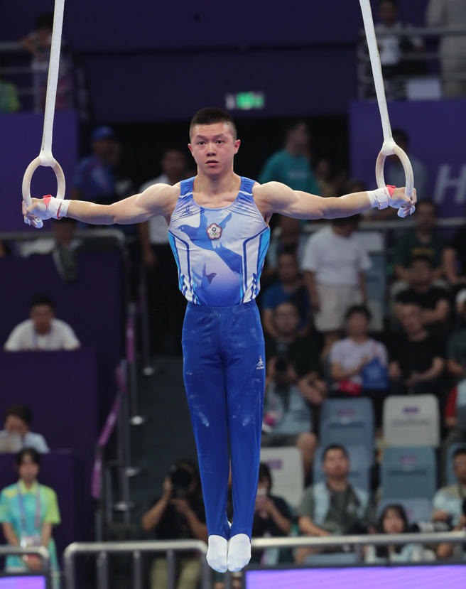 杭州亚运中华男子体操队成员，林冠仪(右二)在吊环项目获得第五名。(郑任南摄)
