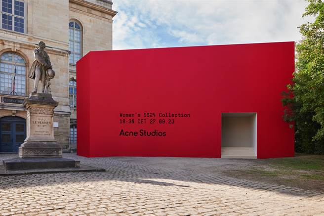 Acne Studios選址巴黎天文台打造的紅色秀場，相當顯眼。（Acne Studios提供／黃唯淯巴黎傳真）