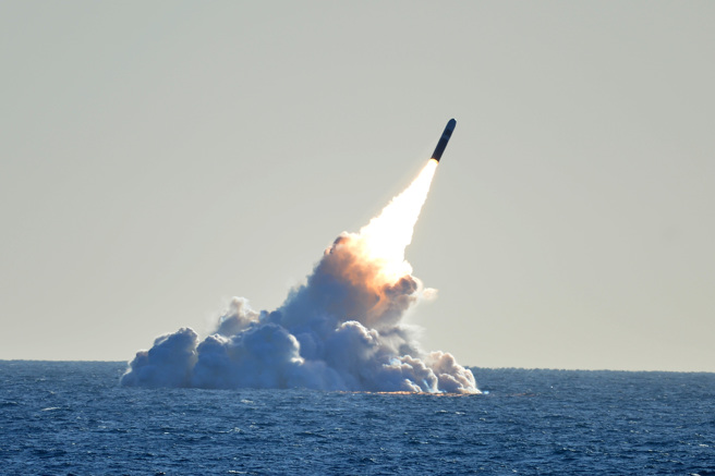 2008年3月26日，一枚三叉戟2式D5型飛彈從加州海岸附近的俄亥俄級彈道飛彈核潛艦內布拉斯加號 (SSBN 739) 發射資料照。（DVIDS）