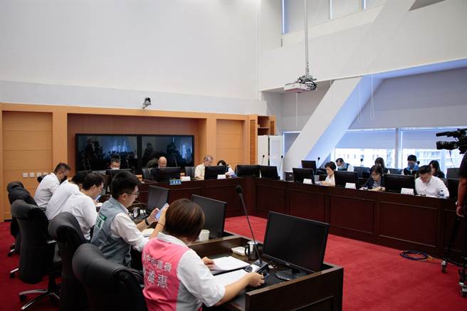 台中市议会28日召开程序委员会，议员们针对专案报告、市政府提案、人民请愿案及议案审查日程讨论。（台中市政府提供／张亦惠台中传真）