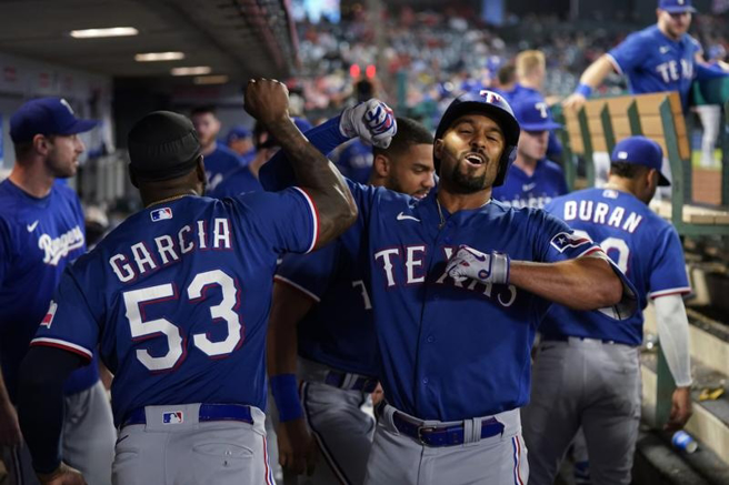 游骑兵Marcus Semien(右)庆祝全垒打。（美联社）