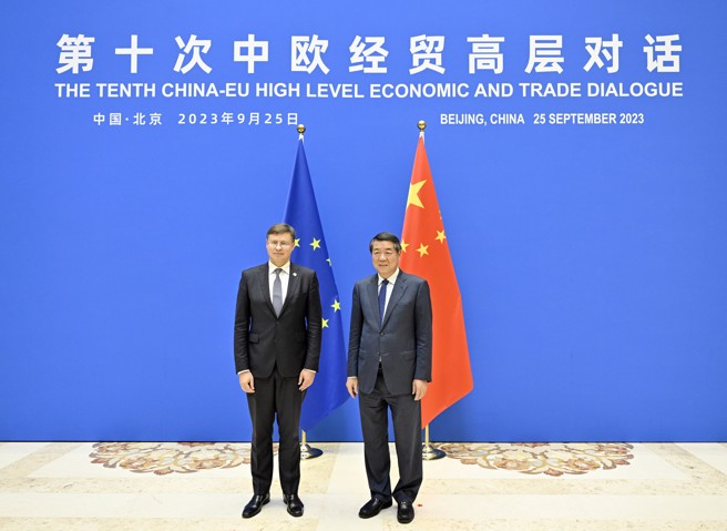 2023年9月25日，何立峰与东布罗夫斯基斯共同主持第10次中欧经贸高层对话资料照 。（新华社）