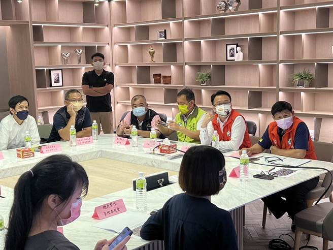 台中市北屯廍子地区手机通讯品质差、联繫不便，居民叫苦，立委庄竞程日前与业者和社区代表共同协调。（立委庄竞程办公室提供／潘虹恩台中传真）