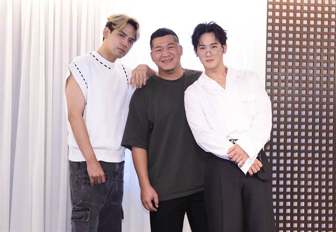 草爷（中）今天举办新歌发表会，MV男主角吴思贤（右）、陈零九前来站台。（陈俊吉摄）
