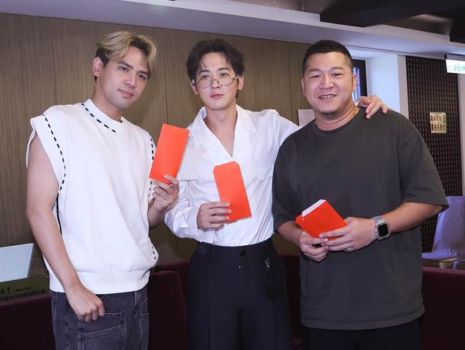 草爷（右起）、吴思贤、陈零九。（陈俊吉摄）