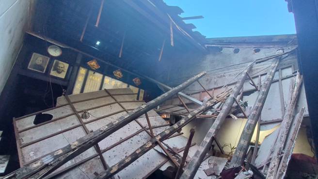 新北市樹林一間屋齡逾50年的三合院老宅，今28日下午15時許，木頭屋頂多處白蟻蛀蝕嚴重，屋主未補強處因無支撐力造成塌陷。（圖／民眾提供）