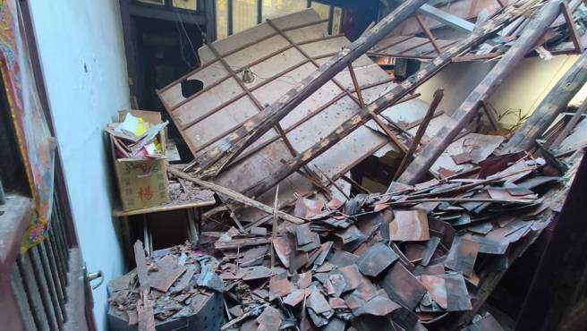 新北市樹林一間屋齡逾50年的三合院老宅，今28日下午15時許，木頭屋頂多處白蟻蛀蝕嚴重，屋主未補強處因無支撐力造成塌陷。（圖／民眾提供）