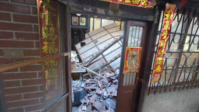 新北市樹林一間屋齡逾50年的三合院老宅，今28日下午15時許，木頭屋頂多處白蟻蛀蝕嚴重，屋主未補強處因無支撐力造成塌陷。（圖／民眾提供）