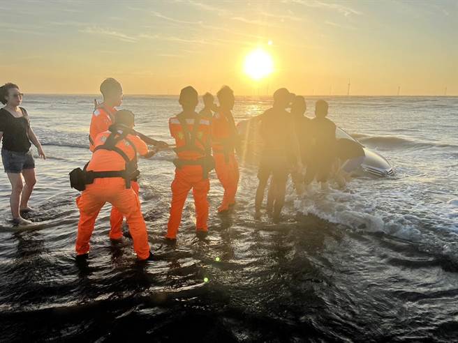 后龙镇黄姓民眾座车卡在外埔渔港南侧沙滩，海巡署外埔安检所官兵协助抢救无果，轿车惨遭涨潮海水吞没。（海巡署第3岸巡队提供／谢明俊苗栗传真）