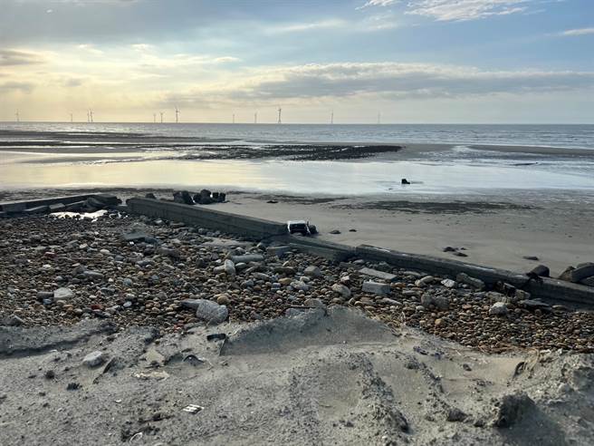 后龙镇黄姓民眾座车卡在外埔渔港南侧沙滩，轿车惨遭涨潮海水吞没，28日下午又被海上冲上岸际。（读者提供／谢明俊苗栗传真）