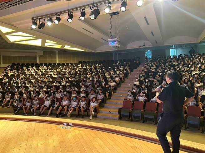 大安防诈交通宣导团深入校园，进行识诈、交通、妇幼安全宣讲。（翻摄照片／林郁平台北传真） 