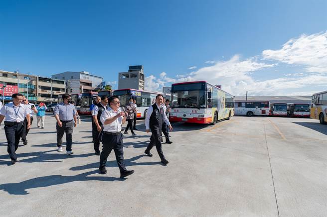 桃园市副市长苏俊宾28日前往桃园客运龙潭站视察桃竹竹苗定期票整备情况。（桃市府提供／蔡明亘桃园传真）