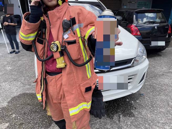 汐止男子使用喷灯起火时，却发现瓦斯关不熄，因此利用灭火器灭火，没想到瓦斯罐突然爆炸，造成3人受伤。（图／民眾提供）