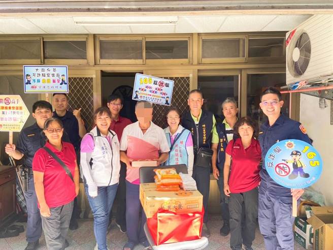 桃園市大園警分局埔心派出所28日與埔心里長盧宜芳、埔心守望相助隊、大園消防分隊等單位，關懷轄內獨居長輩及贈送物資。（翻攝照片／蔡明亘桃園傳真）