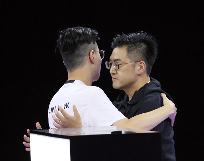 杭州亚运电竞「快打旋风5」败部冠军战上演台湾内战，由向玉麟（右）逆转林立伟。（中华奥会提供）