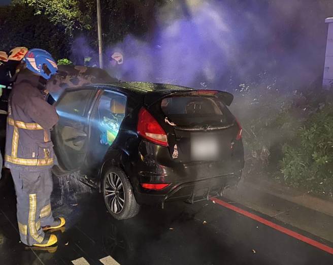 今（28）日下午18时许，板桥区环河西路四段华江六路交叉路口发生车祸而起火。（图／民眾提供）