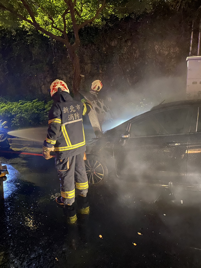 今（28）日下午18时许，板桥区环河西路四段华江六路交叉路口发生车祸而起火。（图／民眾提供）