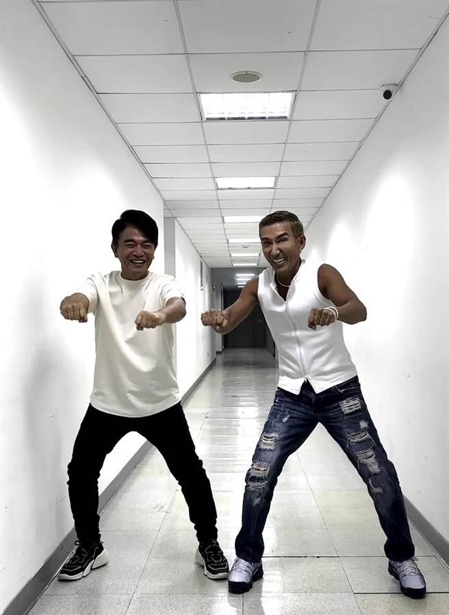 潘若迪（右）和吴宗宪合跳「机车舞」，在网路上掀起话题。（艾迪升传播提供）