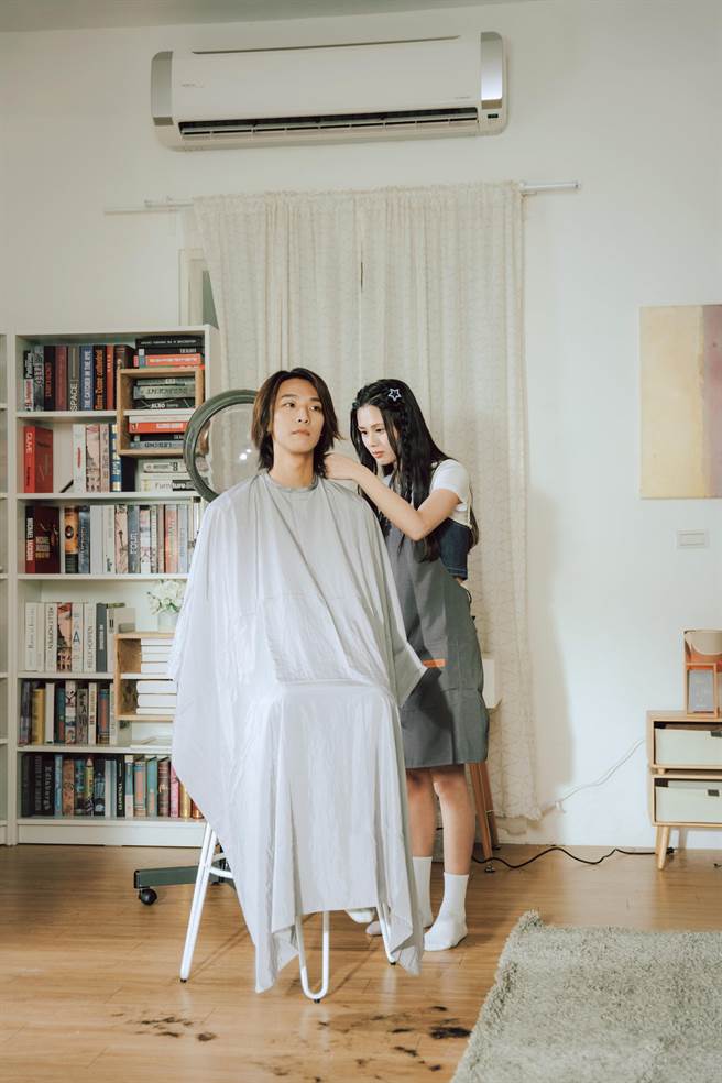 焕钧留了半年长髮近来为了拍摄师兄MV而剪髮。（索尼音乐提供）