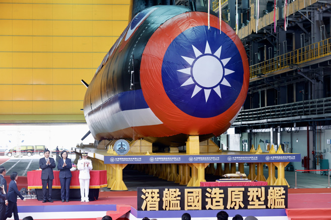 首艘潜舰国造「海鲲军舰」（舷号711）28日正式在高雄下水。（陈信翰摄）