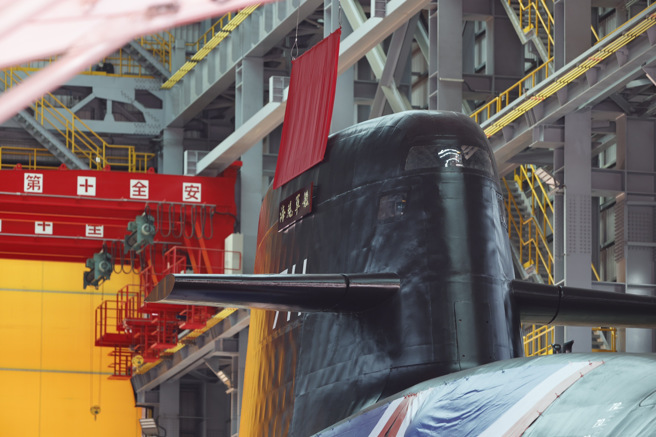 首艘潜舰国造「海鲲军舰」（舷号711）28日正式在台船高雄厂区举行命名暨下水典礼。（陈信翰摄）