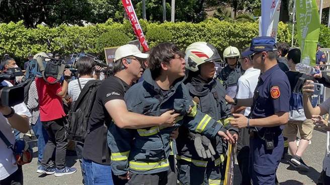 消防员工作权益促进协会不满政院未跟基层沟通，今赴政院门外抗议。（蔡雯如摄）
