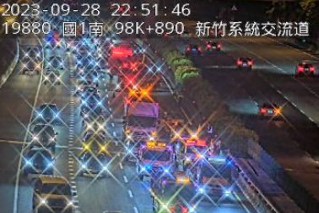 国道1号南向98.7公里处新竹系统交流道发生交通故事故。（翻摄画面）
