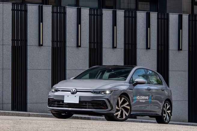 VW Golf 280 eTSI R-Line车头採用横栅式水箱护罩，搭配延伸至两翼的IQ.LIGHT头灯，打造运动感十足的跑格，售价134.8万元。（陈大任摄）