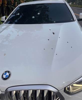 屏東槍擊！BMW遭掃16槍成蜂窩  「1人手臂中彈」槍手逃逸