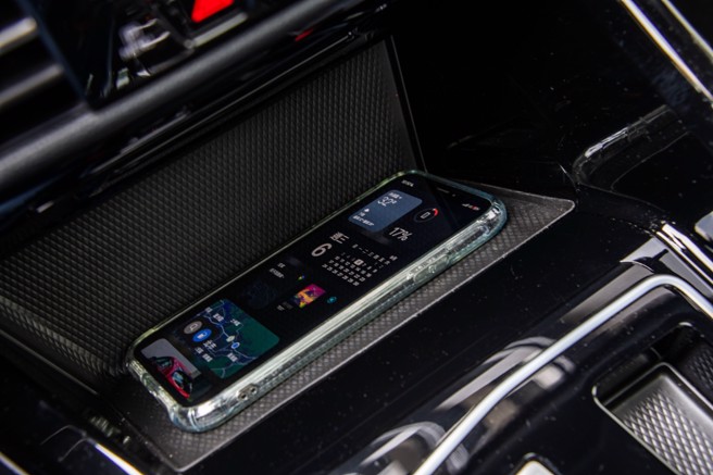 手机无线充电板。（陈大任摄）