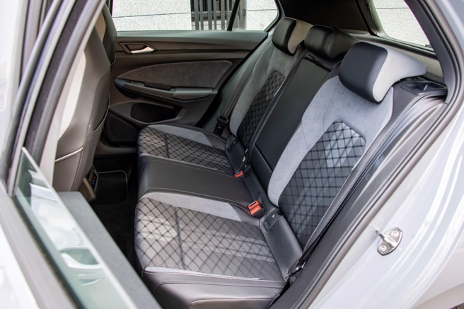 后座椅面长、两侧隆起，腿部支撑性佳，乘坐空间以两人最为舒适。（陈大任摄）