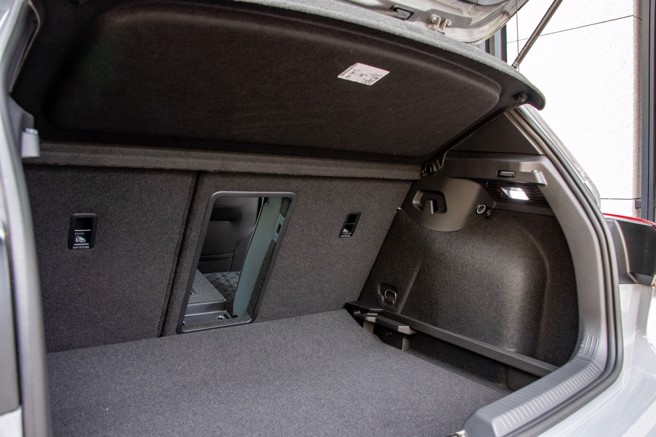 后座中央独立开口。（陈大任摄）