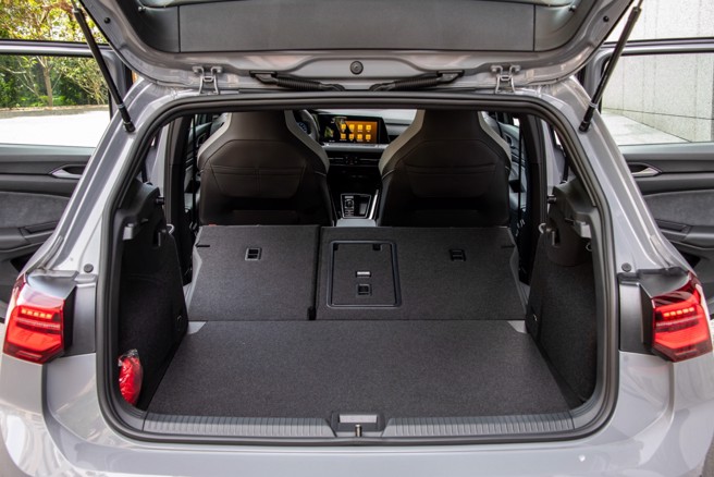 后座椅背前倾打平。（陈大任摄）