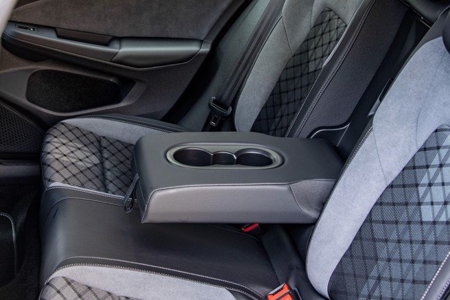 中央扶手附置杯架。（陈大任摄）

