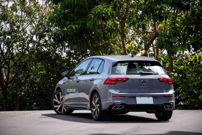 车尾搭载新款厂牌徽章和车款名称徽饰，左右排气尾管造型特别吸睛。（陈大任摄）

