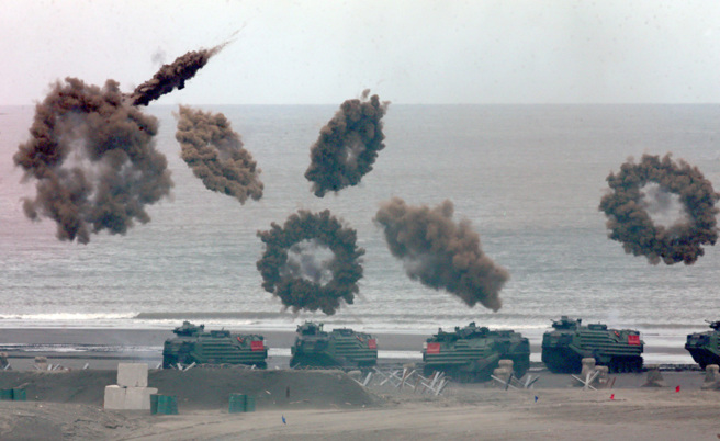 美国智库专家认为，儘管美国不愿意看到中国占领台湾，但台湾岛上没有任何东西值得拿美国的整个国家安全去冒险。图为国军反登陆演习。（图／范扬光摄）