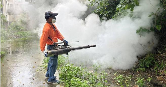 登革热病例数创10年来次高纪录，专家认为一昧喷药无法治本，建议应彻底清除孳生源。（示意图／嘉义市卫生局提供）