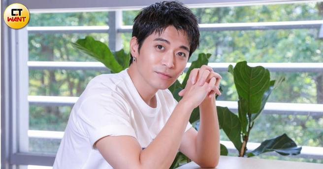 侯彦西在《成功补习班》中饰演在补习班教课的同志老师「小志老师」。（图／赵文彬摄）