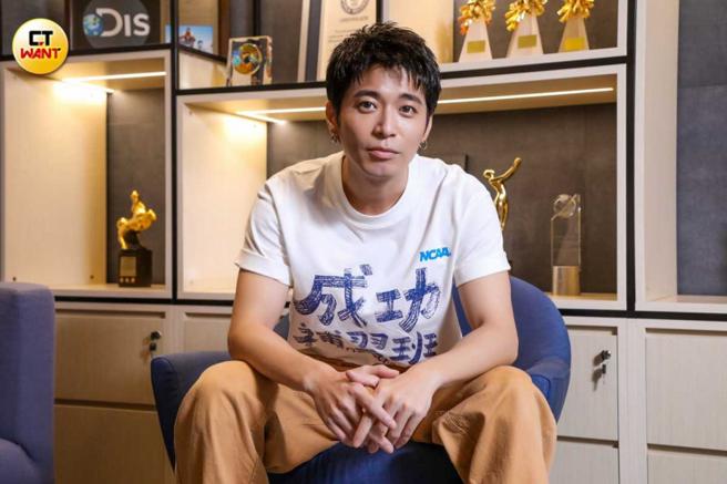 侯彦西戏里戏外都有与同性接吻的经验，不过并没有生理反应。（图／赵文彬摄）