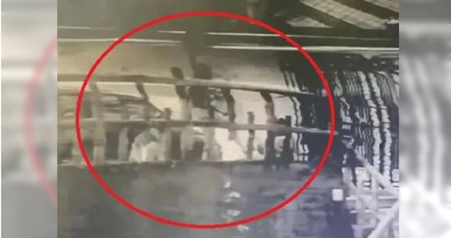 施女当场把妇人狠推在地，甚至还猛踹几脚。（图／翻摄画面）