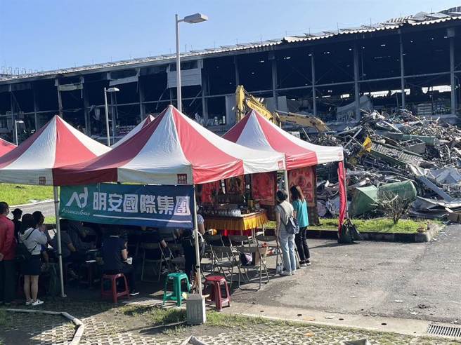 明揚國際在事發的工廠門口舉辦仁波切法會。（林和生攝）