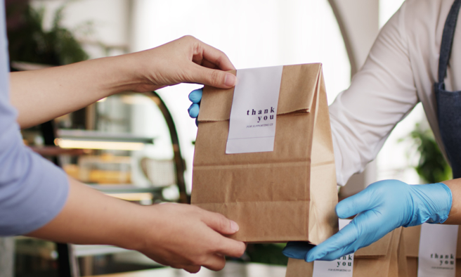 印尼网友近来流传一则影片，外送员竟搭飞机跨岛取餐。（示意图／Shutterstock）