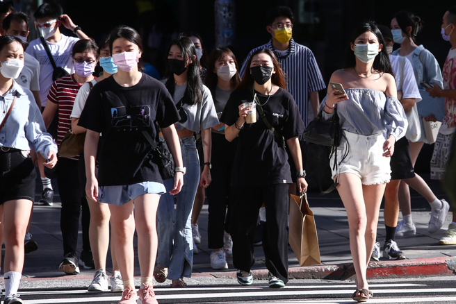 廖美然提醒民眾今天不要穿全黑的衣服，可以穿红色、粉红色，有助运势好转。（本报资料照片）