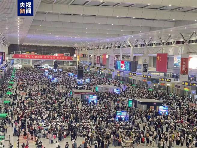 大陆黄金周假期第一天，多地火车站发送旅客将逾2000万人次。（大陆央视）