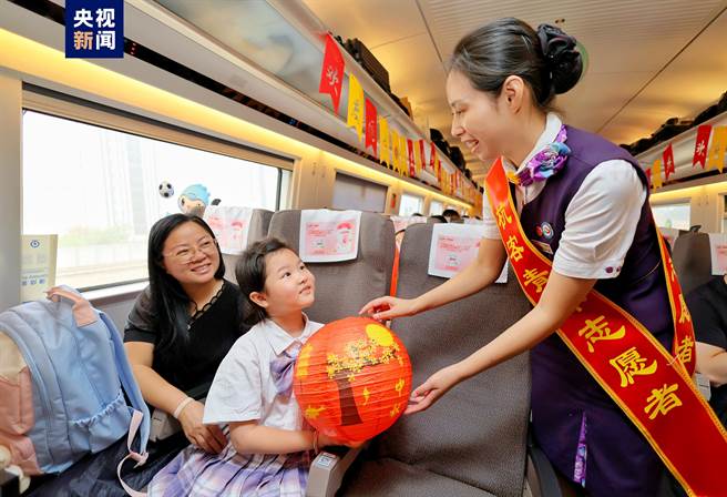 大陆黄金周假期第一天，多地火车站发送旅客将逾2000万人次。（大陆央视）