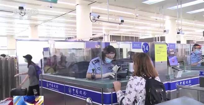 大陆黄金周假期第一天，旅客出国者眾。（大陆央视）