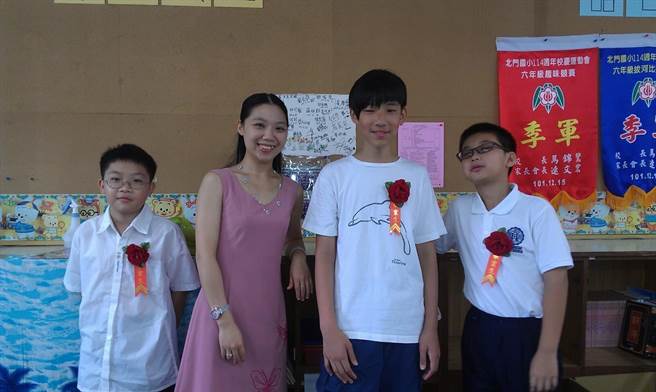 新竹市北门国小黄嫈婷老师（左2）曾教导过亚运围棋国手许皓鋐选手（右1），得知他在亚运勇夺围棋金牌非常感动。（新竹市政府提供／王惠慧新竹传真）
